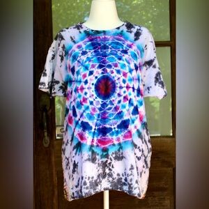 Tie dye mandala size L FOTL Premium Tshirt hand dyed NWT